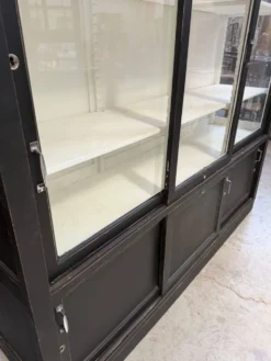 Ancienne vitrine de dispensaire