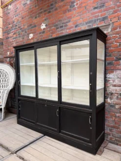 Ancienne vitrine de dispensaire