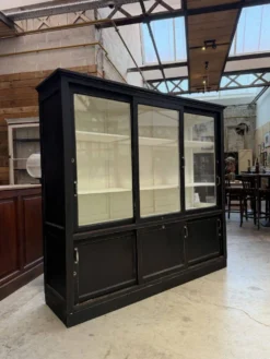 Ancienne vitrine de dispensaire