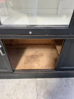 Ancienne vitrine de dispensaire