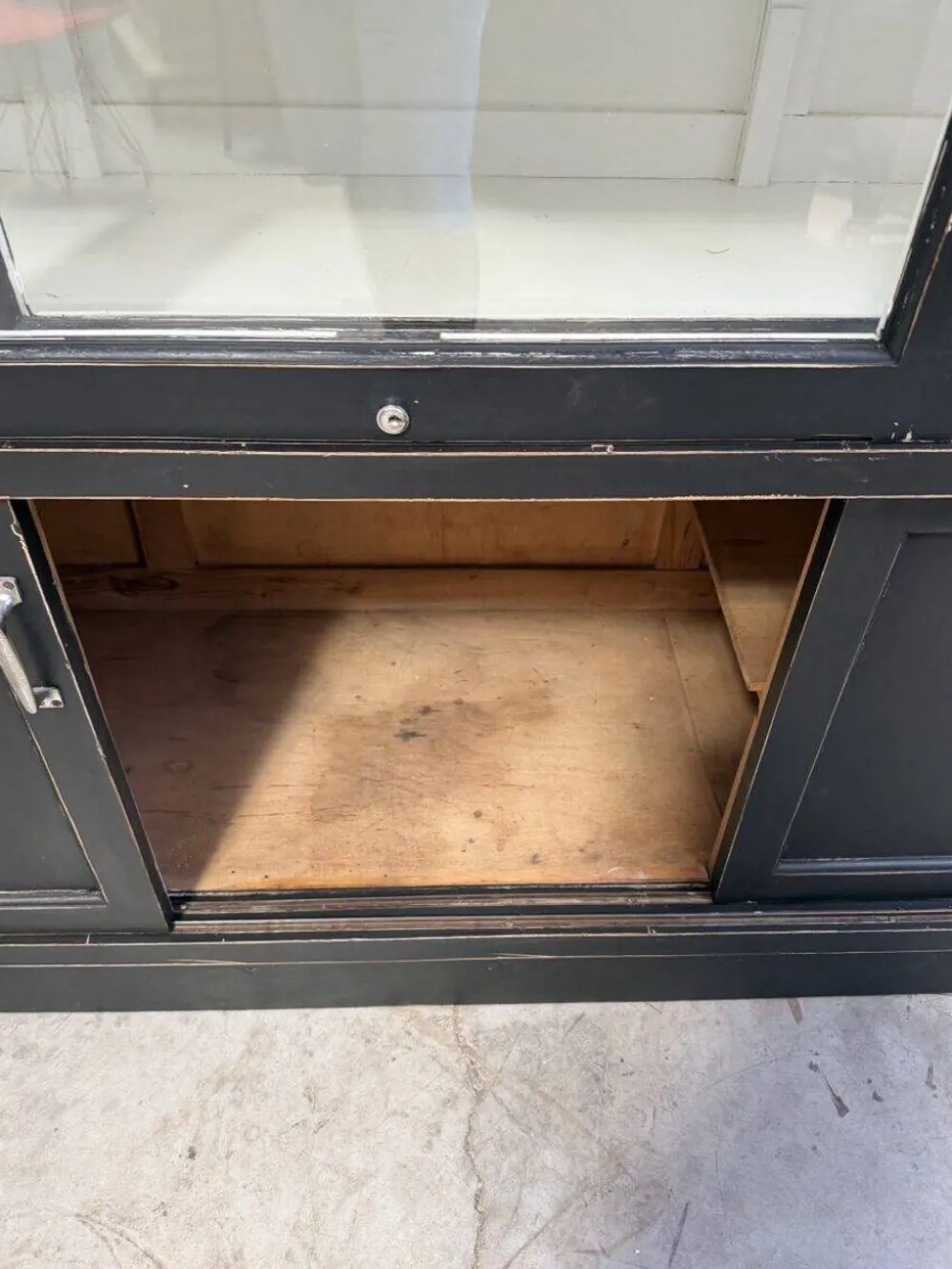 Ancienne vitrine de dispensaire
