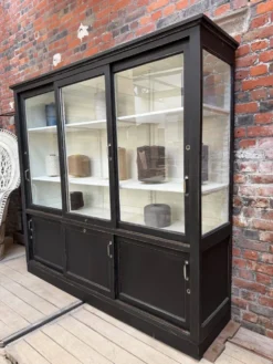 Ancienne vitrine de dispensaire