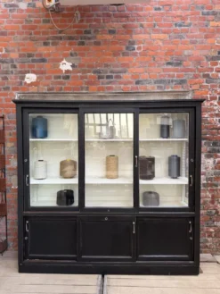 Ancienne vitrine de dispensaire