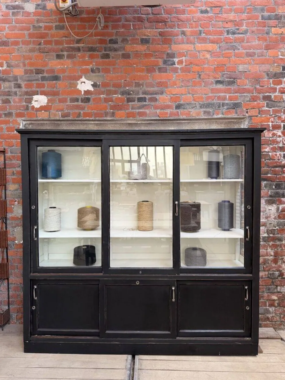 Ancienne vitrine de dispensaire