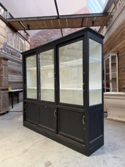 Ancienne vitrine de dispensaire