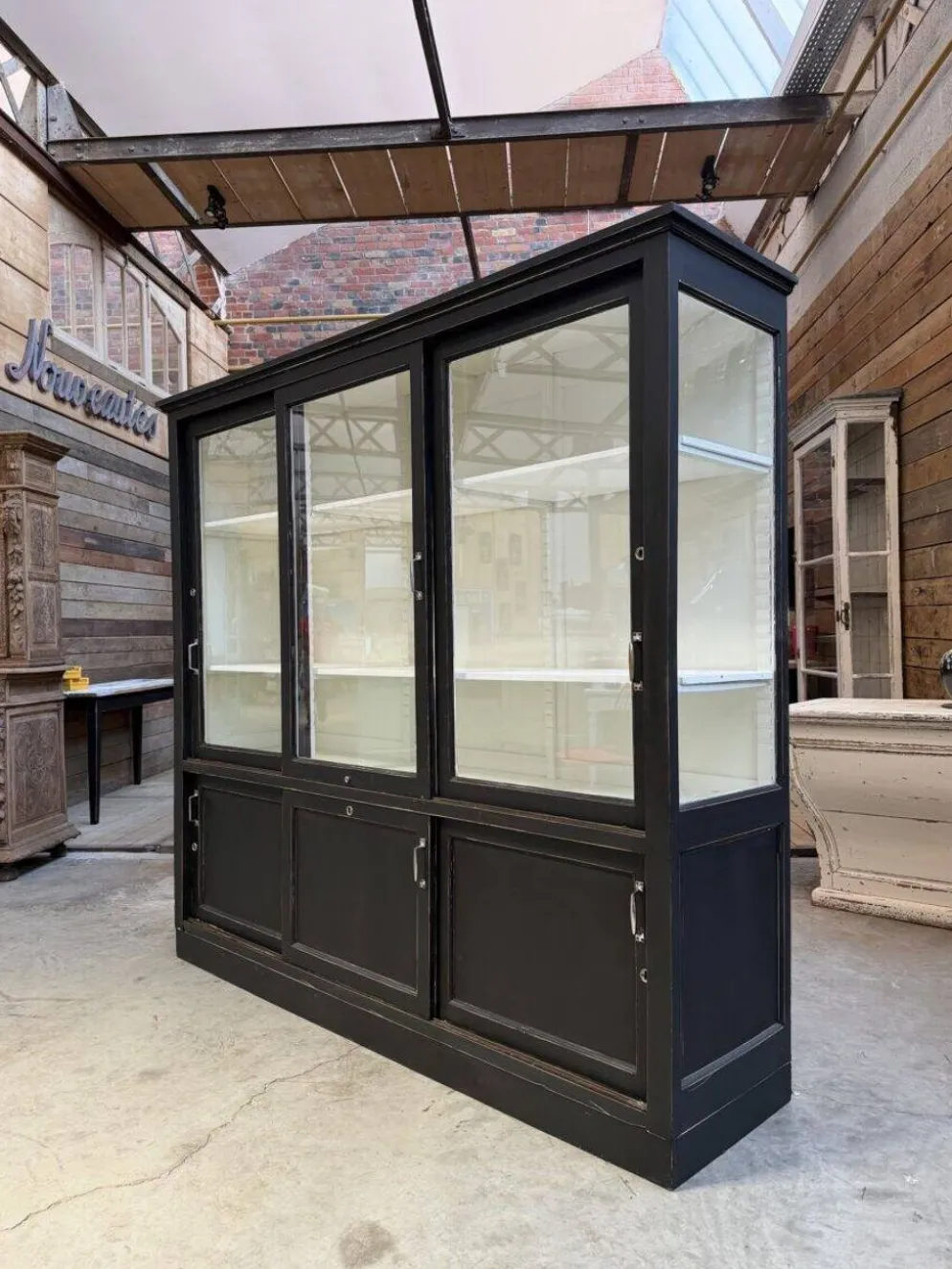 Ancienne vitrine de dispensaire