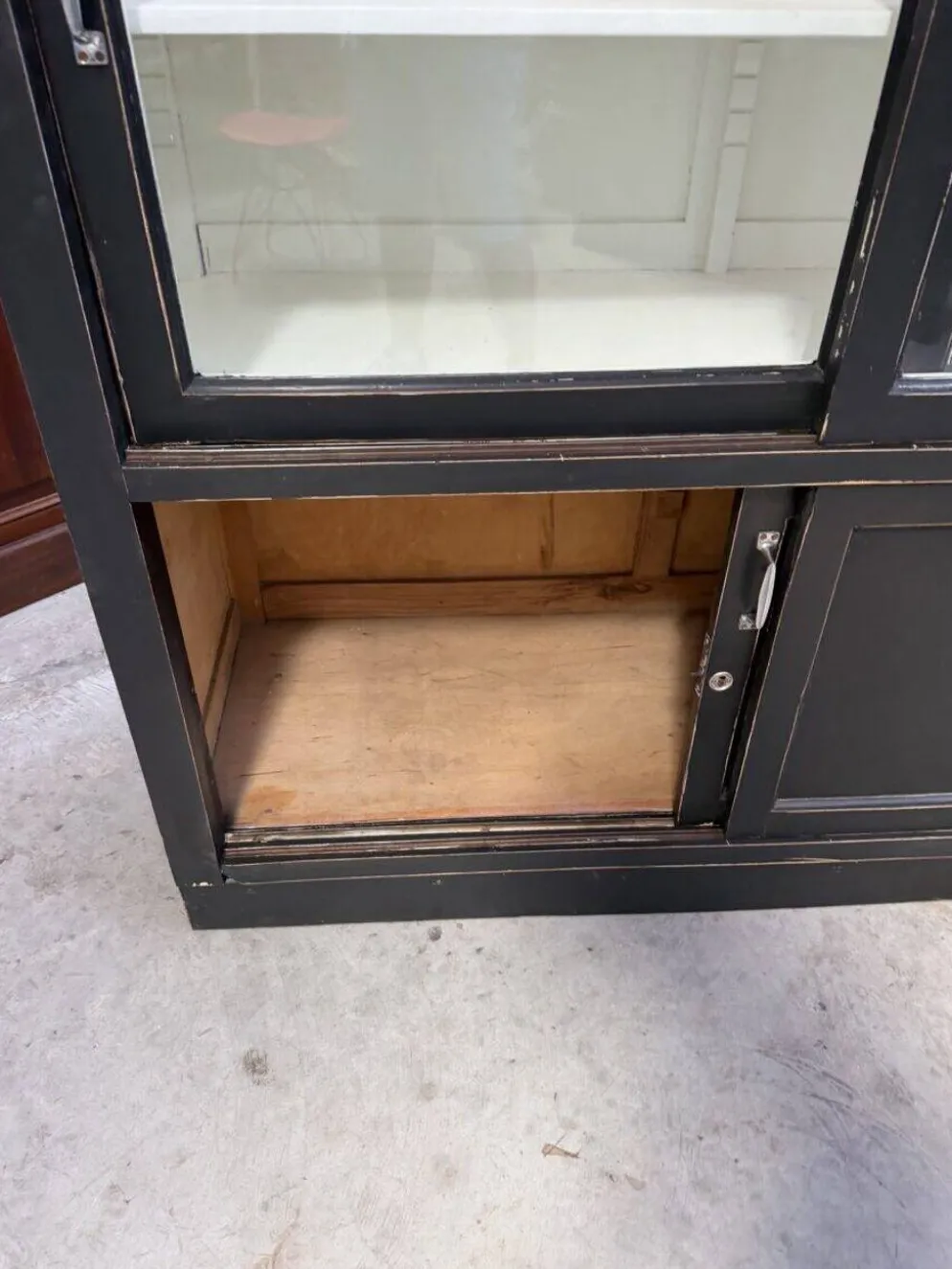 Ancienne vitrine de dispensaire