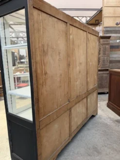 Ancienne vitrine de dispensaire