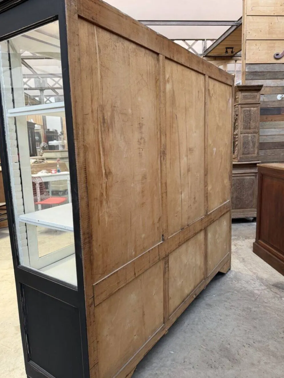Ancienne vitrine de dispensaire