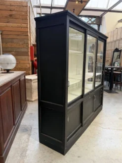 Ancienne vitrine de dispensaire