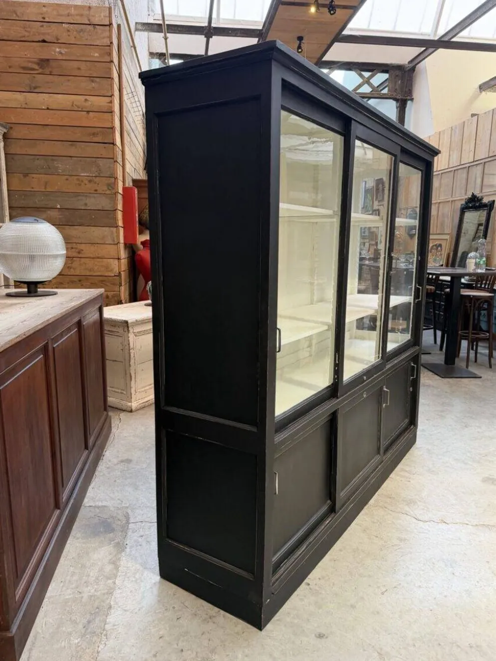Ancienne vitrine de dispensaire