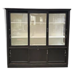 Ancienne vitrine de dispensaire