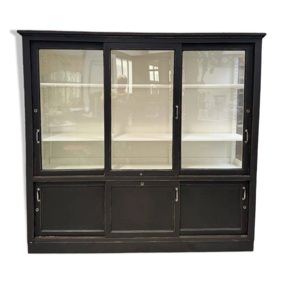 Ancienne vitrine de dispensaire