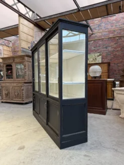 Ancienne vitrine de dispensaire