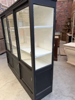 Ancienne vitrine de dispensaire