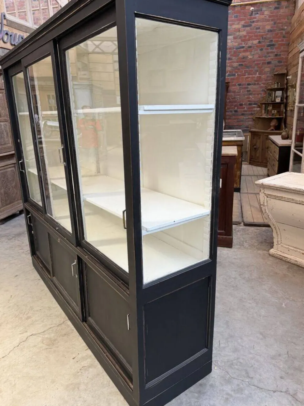 Ancienne vitrine de dispensaire