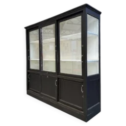 Ancienne vitrine de dispensaire