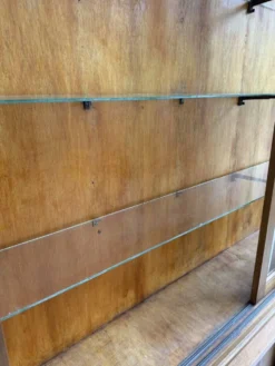 Ancienne vitrine de pharmacie