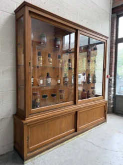Ancienne vitrine de pharmacie