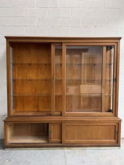 Ancienne vitrine de pharmacie