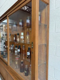 Ancienne vitrine de pharmacie