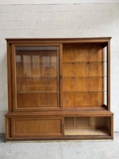 Ancienne vitrine de pharmacie
