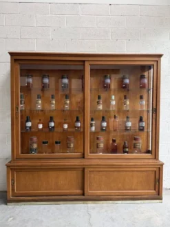 Ancienne vitrine de pharmacie
