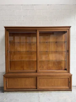 Ancienne vitrine de pharmacie