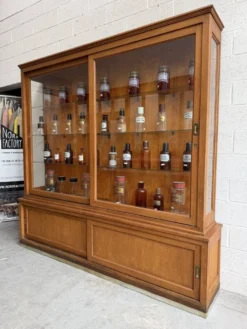 Ancienne vitrine de pharmacie