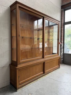 Ancienne vitrine de pharmacie