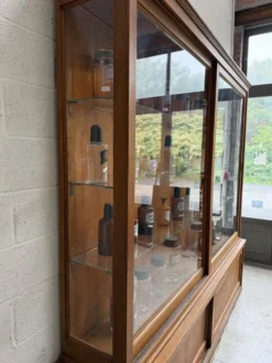 Ancienne vitrine de pharmacie