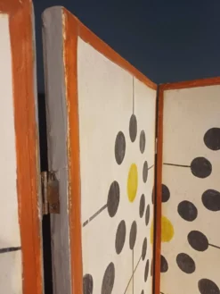 Ancien paravent, retapissé en lin avec peinture décorative récente