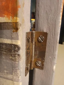 Ancien paravent, retapissé en lin avec peinture décorative récente