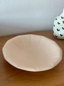 Ancien petit plat creux de présentation Digoin Sarreguemines rose pâle