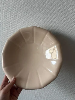 Ancien petit plat creux de présentation Digoin Sarreguemines rose pâle