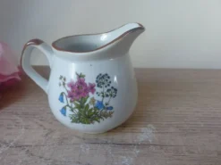 Ancien petit pot à lait artisanal en grès moucheté fleuri des années 1980