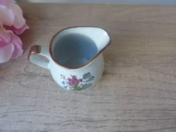 Ancien petit pot à lait artisanal en grès moucheté fleuri des années 1980