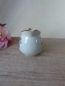 Ancien petit pot à lait artisanal en grès moucheté fleuri des années 1980