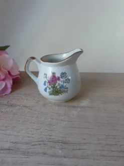 Ancien petit pot à lait artisanal en grès moucheté fleuri des années 1980