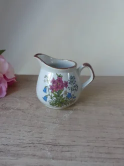 Ancien petit pot à lait artisanal en grès moucheté fleuri des années 1980
