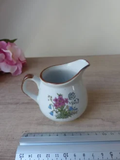 Ancien petit pot à lait artisanal en grès moucheté fleuri des années 1980