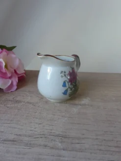 Ancien petit pot à lait artisanal en grès moucheté fleuri des années 1980