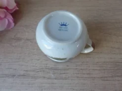 Ancien petit pot à lait artisanal en grès moucheté fleuri des années 1980