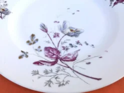 Ancien plat creux porcelaine blanche à décor floral