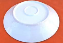Ancien plat creux porcelaine blanche à décor floral