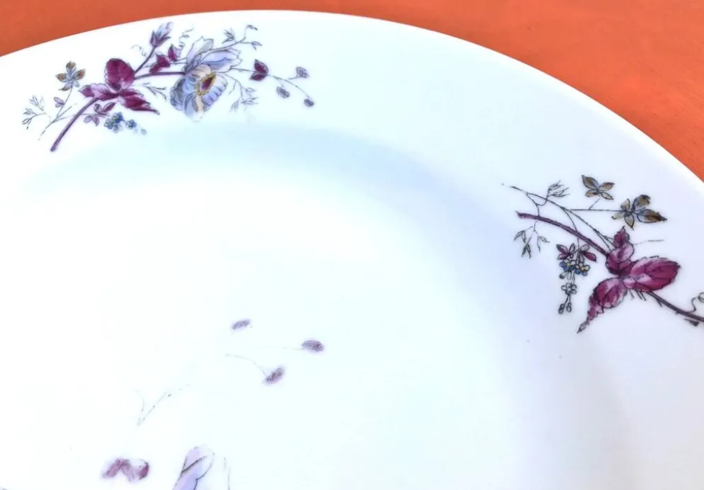Ancien plat creux porcelaine blanche à décor floral