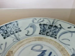 Ancien plat en porcelaine de Chine, dynastie Ming