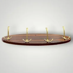 Ancien portemanteau mural vintage en bois et aluminium doré – années 1960