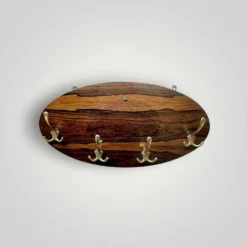 Ancien portemanteau mural vintage en bois et aluminium doré – années 1960