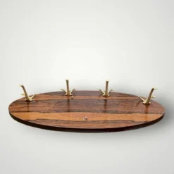 Ancien portemanteau mural vintage en bois et aluminium doré – années 1960